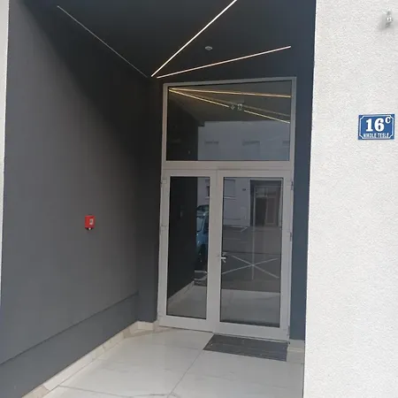 Apartment With Garage Parking Space *